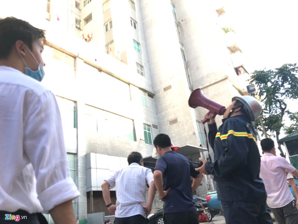 Hiện trường vụ cháy chung cư 23 tầng ở Hà Nội khiến nhiều người hoảng loạn